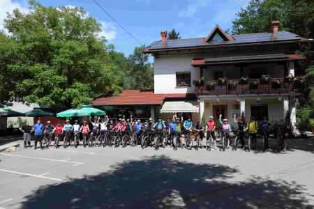 Skupinska fotografija pred odhodom